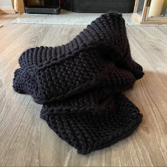 💥$11 — Chunky Cable Knit Infinity Loop scarf - Picture 4 of 4